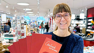 Filialleiterin Kerstin Glöckner mit den Gutscheinen Filialleiterin Kerstin Glöckner mit den Gutscheinen