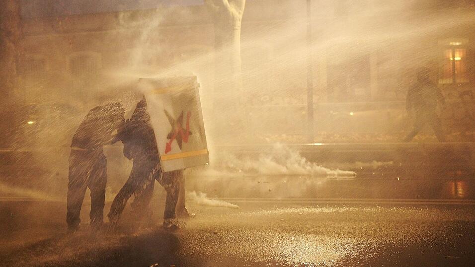 Die Ordnungskr&auml;fte setzten Tr&auml;nengas und Wasserwerfer ein.
