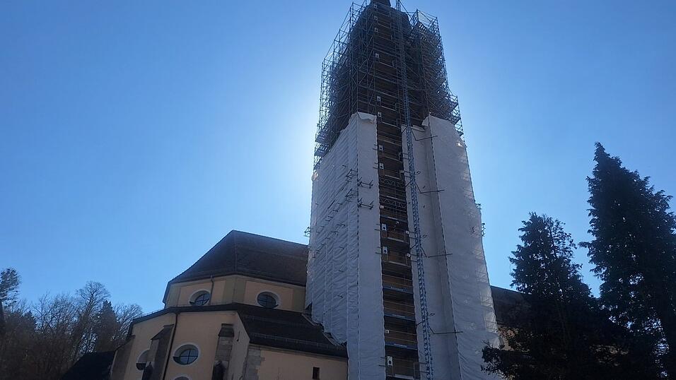 Ein Gro&szlig;teil des Kirchturms von Mari&auml; Himmelfahrt ist seit L&auml;ngerem verh&uuml;llt und das Ger&uuml;st schon fast bis ganz nach oben gewachsen. Und die Arbeiten liegen laut Architekt und Pfarrer im Zeitplan.