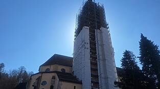 Ein Gro&szlig;teil des Kirchturms von Mari&auml; Himmelfahrt ist seit L&auml;ngerem verh&uuml;llt und das Ger&uuml;st schon fast bis ganz nach oben gewachsen. Und die Arbeiten liegen laut Architekt und Pfarrer im Zeitplan.