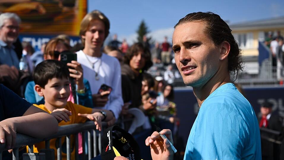 Alexander Zverev kann nach seinem klaren Achtelfinalsieg zufrieden Autogramme schreiben. Alexander Zverev kann nach seinem klaren Achtelfinalsieg zufrieden Autogramme schreiben.