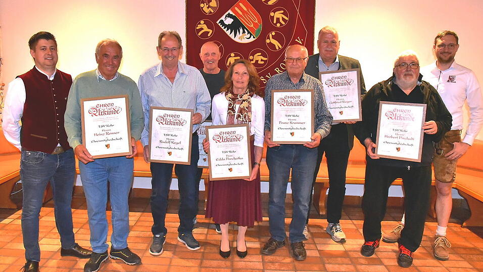 Die Ehrenmitglieder (v.l.): TSV-Vorsitzender Christian Hermann, Heinz Renner, Rudi Kegel, Raimund Westermeier, Edda Parchatka, Franz Krammer, Gottfried Rieger, Herbert Pischulti und TSV-Vize Michael Obermeier. Die Ehrenmitglieder (v.l.): TSV-Vorsitzender Christian Hermann, Heinz Renner, Rudi Kegel, Raimund Westermeier, Edda Parchatka, Franz Krammer, Gottfried Rieger, Herbert Pischulti und TSV-Vize Michael Obermeier.