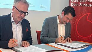 Rolf-Peter Scharfe, Leiter für Glasfaser-Kooperationen bei Vodafone, und Landrat Christian Schindler unterzeichnen den Kooperationsvertrag für den Ausbau der sogenannten Grauen Flecken. Rolf-Peter Scharfe, Leiter für Glasfaser-Kooperationen bei Vodafone, und Landrat Christian Schindler unterzeichnen den Kooperationsvertrag für den Ausbau der sogenannten Grauen Flecken.