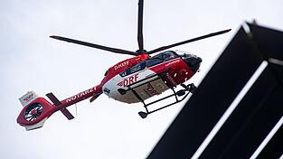 Ein Rettungshubschrauber ist auf der Autobahn gelandet. (Symbolbild) Ein Rettungshubschrauber ist auf der Autobahn gelandet. (Symbolbild)