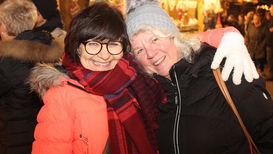 Die Perchtengruppe 'Frisinger Fratz'n' trat am Mittwochabend auf dem Landshuter Christkindlmarkt auf. Die Perchtengruppe 'Frisinger Fratz'n' trat am Mittwochabend auf dem Landshuter Christkindlmarkt auf.