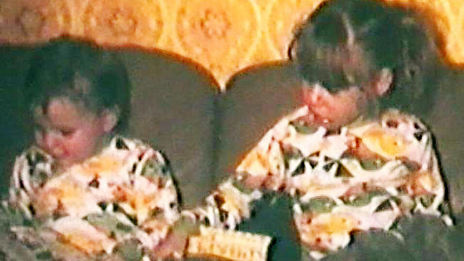 Eine Aufnahme aus den alten Super-8-Filmen von Daniela und Silke. Sie stammt aus dem Jahr 1973. Auch über 50 Jahre später kümmert sich Daniela weiterhin um ihre körperlich und geistig behinderte Schwester, zog für sie auch von Bochum nach Bayern - weil es dort ein geeignetes Heim gab. Eine Aufnahme aus den alten Super-8-Filmen von Daniela und Silke. Sie stammt aus dem Jahr 1973. Auch über 50 Jahre später kümmert sich Daniela weiterhin um ihre körperlich und geistig behinderte Schwester, zog für sie auch von Bochum nach Bayern - weil es dort ein geeignetes Heim gab.