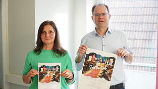 Sieglinde Kettl und Martin Hohenberger stellen das Programm f&uuml;r die zweite &bdquo;Lanze&ldquo;-Modenschau vor.