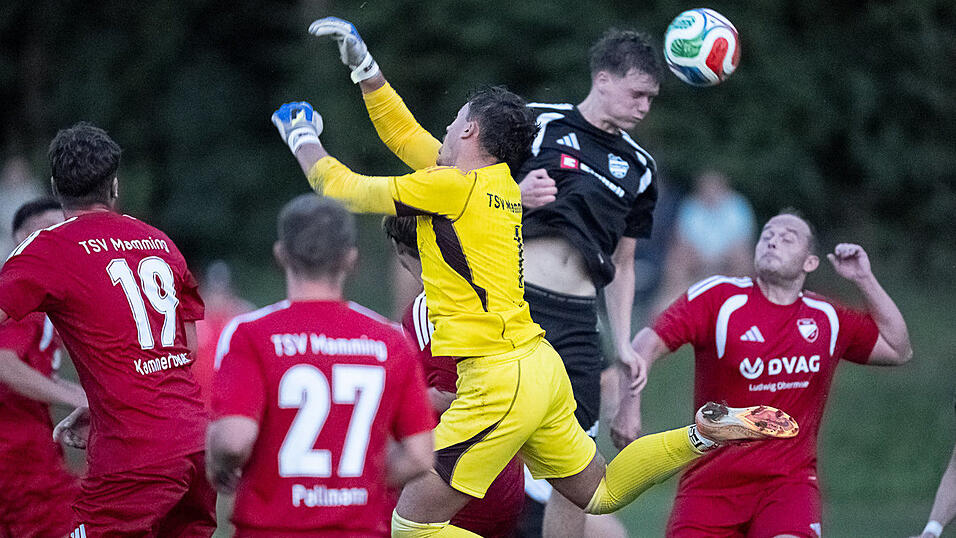 In der f&uuml;nften Minute der Nachspielzeit glich Landau durch Joker Philipp Liegl (im schwarzen Trikot) zum 3:3 aus und rettete damit die Bergst&auml;dter das Elfmeterschie&szlig;en.
