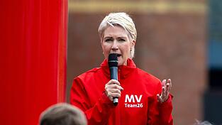 SPD-Regierungschefin Manuela Schwesig hat in Mecklenburg-Vorpommern in einer letzten Umfrage die AfD wieder vom Spitzenplatz verdrängt. SPD-Regierungschefin Manuela Schwesig hat in Mecklenburg-Vorpommern in einer letzten Umfrage die AfD wieder vom Spitzenplatz verdrängt.
