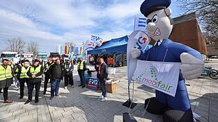 Mehrere Dutzend EVG-Mitglieder protestieren f&uuml;r mehr Sicherheit f&uuml;r Bahn-Besch&auml;ftigte.