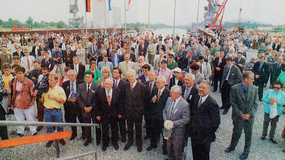 Gro&szlig;er Bahnhof f&uuml;r den Hafen: Er&ouml;ffnung durch Ministerpr&auml;sident Edmund Stoiber am 28. Juni 1996. (Archivfoto)