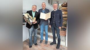 Überbrachten Reinhold Baier (M.) die hohe Auszeichnung für sein langjähriges Wirken im BLSV: BLSV-Kreisvorsitzender Otto Baumann (l.) und Landrat Bernd Sibler (r.).