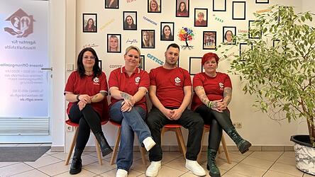 Julia S&uuml;&szlig;, Claudia Nagl, Korbinian Nagl und Ina Monat (v.l.) sind vor Ort in der M&ouml;nchshofstra&szlig;e.