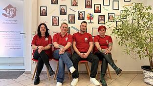 Julia S&uuml;&szlig;, Claudia Nagl, Korbinian Nagl und Ina Monat (v.l.) sind vor Ort in der M&ouml;nchshofstra&szlig;e.