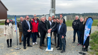 Wirtschaftsminister Hubert Aiwanger und B&uuml;rgermeister Lorenz Fuchs nahmen gemeinsam mit Vertretern der Mobilfunkgesellschaften und weiteren G&auml;sten den Mobilfunkmast offiziell in Betrieb.