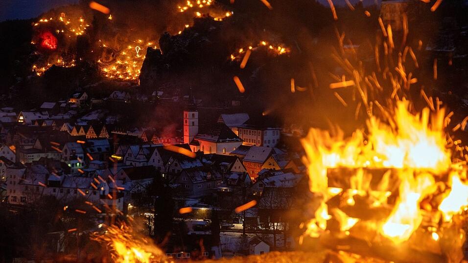 Die Bergfeuer in Pottenstein werden jedes Jahr am 6. Januar entzündet. (Archivbild) Die Bergfeuer in Pottenstein werden jedes Jahr am 6. Januar entzündet. (Archivbild)