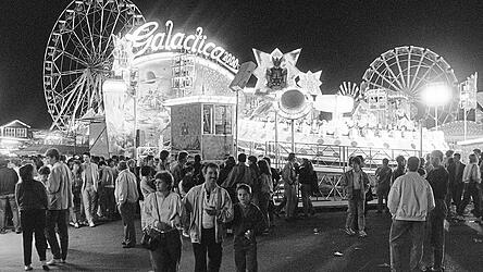 1988: Vor beinahe 40 Jahren, da war sogar das Jahr 2000 noch die Zukunft. Das Galactica 2000 war 1988 eine der Attraktionen auf der Dult. 1988: Vor beinahe 40 Jahren, da war sogar das Jahr 2000 noch die Zukunft. Das Galactica 2000 war 1988 eine der Attraktionen auf der Dult.
