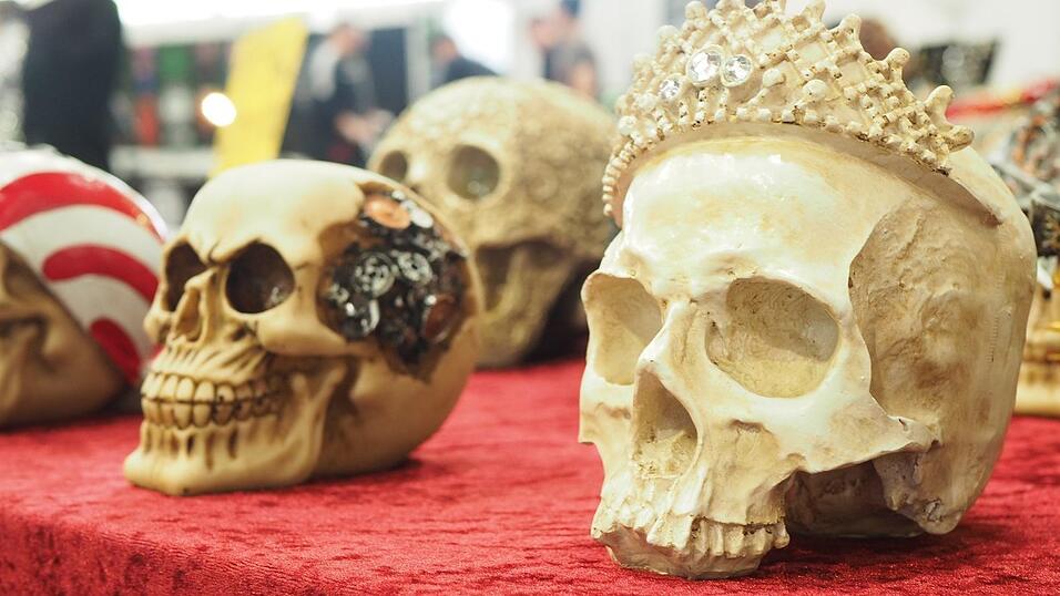 Rund 40 Aussteller und etwa 90 Tattoo-Künstler sind auf der Tattoo Convention in Straubing vertreten. Rund 40 Aussteller und etwa 90 Tattoo-Künstler sind auf der Tattoo Convention in Straubing vertreten.