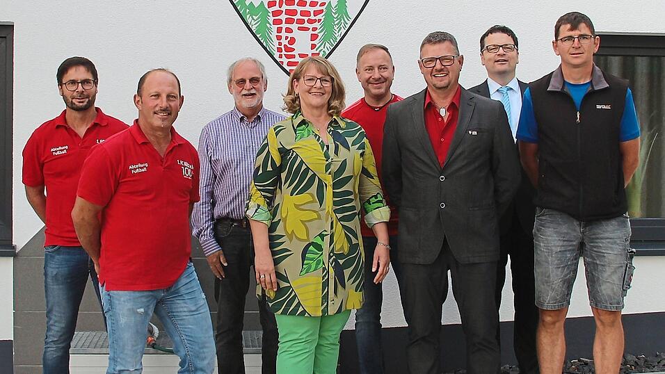 Die neue Vorstandschaft: Martin Maier, Manfred Leopold, Anton M&uuml;nch, Anita R&ouml;tzer, Mario H&ouml;cherl, Gerhard Hofmann (von links) und Thomas Steindl (rechts) mit B&uuml;rgermeister Dr. Stefan Spindler (Zweiter von rechts)