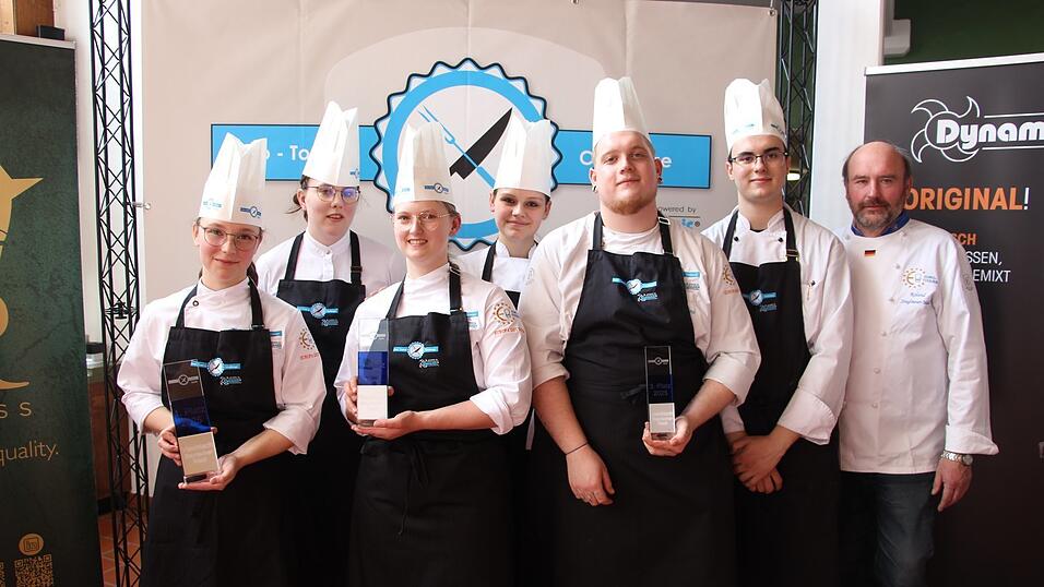 Platz 1: Teresa Kolbeck (v.l.) und Assistentin Solveig Krumm; Platz 2: Christine Hackl und Ronja Lichtenauer; Platz 3: Nico Warbelow und Sebastian Seibolt und Fachlehrer Roland Stieglmeier-Maidl.