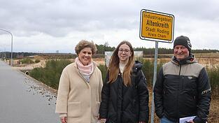 Zuversichtlich sehen Bürgermeisterin Alexandra Riedl sowie Lucia Blend und Winfried Maier vom Bauamt dem Frühjahr entgegen. Gleich an mehreren Stellen im Sanddickicht soll gebaut werden. Zuversichtlich sehen Bürgermeisterin Alexandra Riedl sowie Lucia Blend und Winfried Maier vom Bauamt dem Frühjahr entgegen. Gleich an mehreren Stellen im Sanddickicht soll gebaut werden.