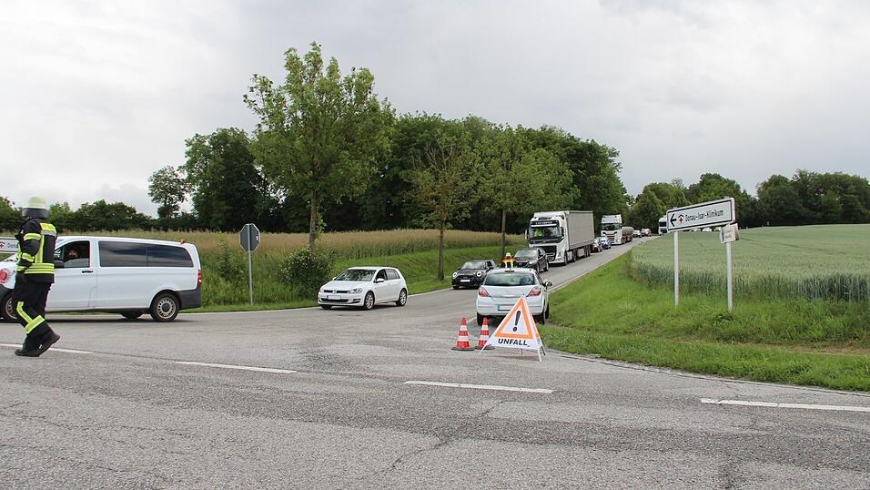 Wegen des Unfalls auf der B20 staute sich der umgeleitete Verkehr an der Kreuzung Bayerwaldring/Osterhofener Straße. Wegen des Unfalls auf der B20 staute sich der umgeleitete Verkehr an der Kreuzung Bayerwaldring/Osterhofener Straße.