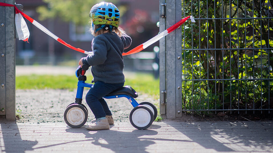 Kein Platz für spielende Kinder. Werden wegen des Modernisierungsgesetzes bald weniger Spielplätze gebaut? Kein Platz für spielende Kinder. Werden wegen des Modernisierungsgesetzes bald weniger Spielplätze gebaut?