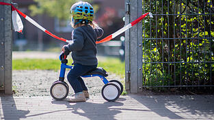 Kein Platz für spielende Kinder. Werden wegen des Modernisierungsgesetzes bald weniger Spielplätze gebaut?