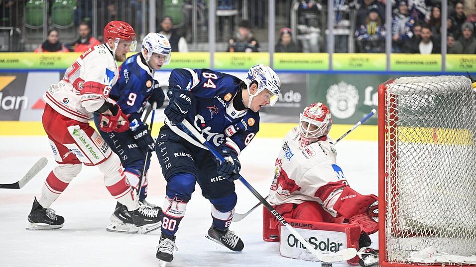 Sicherer Rückhalt: Philipp Dietl (re.) zeigte gegen Nicolas Schindler (Mitte) und die Ravensburg Towerstars eine überragende Leistung. Er hielt den EV Landshut mit starken Paraden in der Partie.