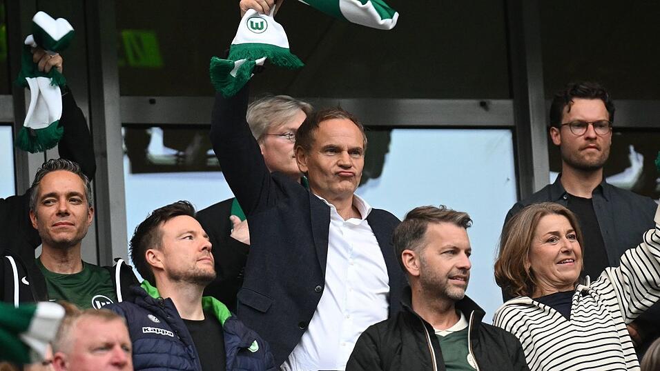 Volkswagen-Chef Oliver Blume beim ersten Relegationsspiel des VfL Wolfsburg. Volkswagen-Chef Oliver Blume beim ersten Relegationsspiel des VfL Wolfsburg.