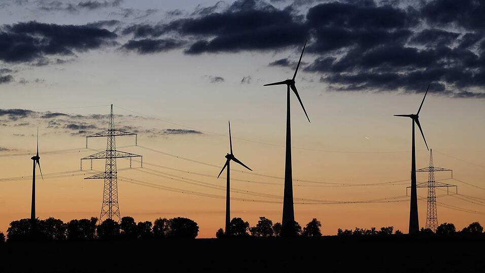 Bayerns Verwaltungsgerichte müssen sich immer häufiger mit Windkraftanlagen beschäftigen. (Symbolbild) Bayerns Verwaltungsgerichte müssen sich immer häufiger mit Windkraftanlagen beschäftigen. (Symbolbild)