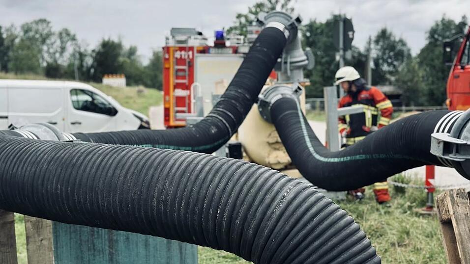 Am Isardamm an der Fischerstraße hat die Feuerwehr die Hochwasserschutzpumpe aufgebaut und in Betrieb genommen. Am Isardamm an der Fischerstraße hat die Feuerwehr die Hochwasserschutzpumpe aufgebaut und in Betrieb genommen.