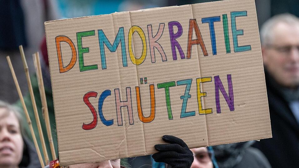 Für Samstag wurde eine Demo auf dem Stadtplatz in Regen angemeldet (Symbolbild). Für Samstag wurde eine Demo auf dem Stadtplatz in Regen angemeldet (Symbolbild).