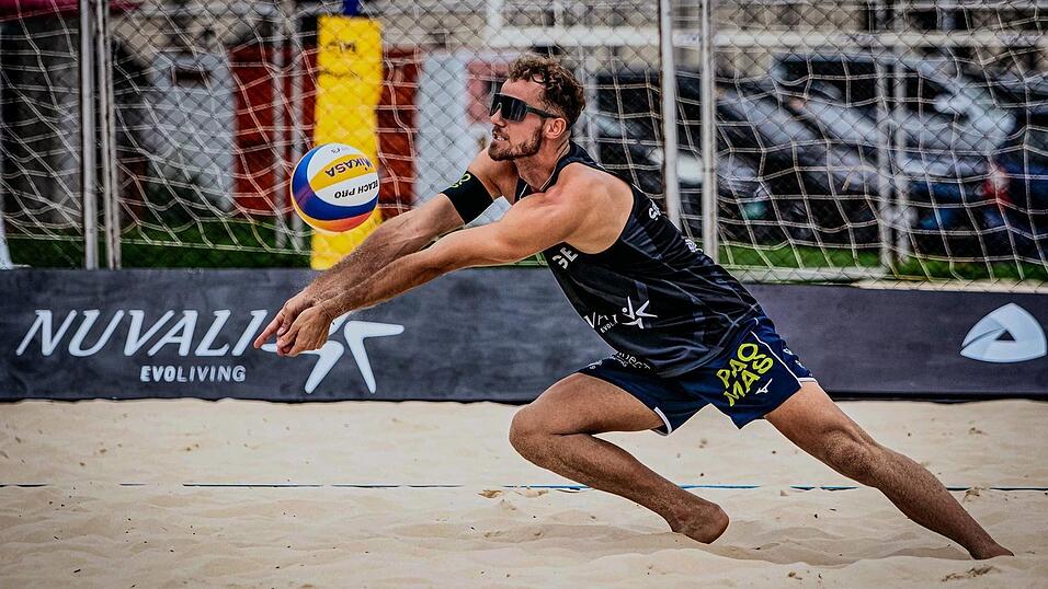 Baggern im Sand: Jonas Sagstetter ist bei den Beach-Brüdern nicht nur für die 'Abteilung Attacke' zuständig, sondern vor allem auch für die Abwehrarbeit. Baggern im Sand: Jonas Sagstetter ist bei den Beach-Brüdern nicht nur für die 'Abteilung Attacke' zuständig, sondern vor allem auch für die Abwehrarbeit.