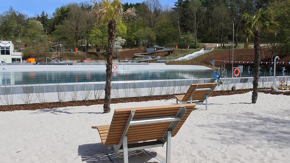 Am Strand unter Palmen können die Badegäste des Rodinger Freibades entlang des Schwimmerbeckens liegen. Am 1. Mai erfolgt die Eröffnung.