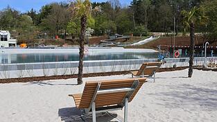 Am Strand unter Palmen können die Badegäste des Rodinger Freibades entlang des Schwimmerbeckens liegen. Am 1. Mai erfolgt die Eröffnung.