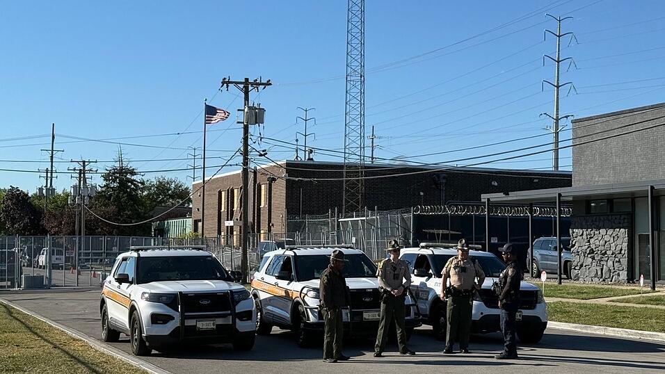 Die Nationalgarde ist nach US-Medienberichten inzwischen im Raum Chicago im Einsatz. Die Nationalgarde ist nach US-Medienberichten inzwischen im Raum Chicago im Einsatz.