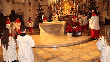Die n&auml;chtliche Christmette in der sch&ouml;n geschm&uuml;ckten Pfarrkirche wurde von Stadtpfarrer Werner Konrad zelebriert