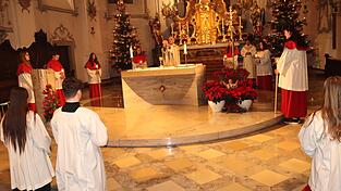 Die n&auml;chtliche Christmette in der sch&ouml;n geschm&uuml;ckten Pfarrkirche wurde von Stadtpfarrer Werner Konrad zelebriert