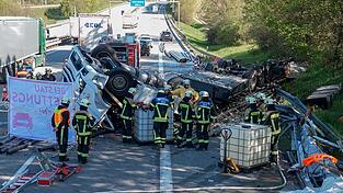 Rettungskr&auml;fte sind vor Ort an der Unfallstelle.