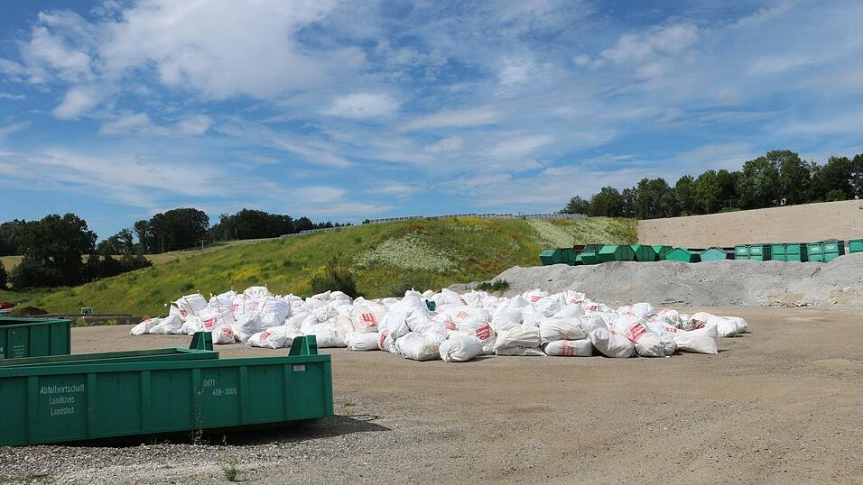 Am Bauabschnitt 2 liegen etwa S&auml;cke mit k&uuml;nstlichen Fasern. Diese werden sp&auml;ter verdichtet und in den Hang verbaut - bis dieser irgendwann die H&ouml;he des angrenzenden Bauabschnitts 1 erreicht. Der M&uuml;ll der 1980er-Jahre verbirgt sich dort unter einer gr&uuml;nen Wiese mit Photovoltaikanlage.
