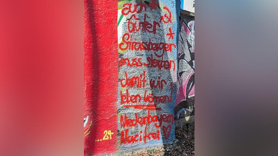 Die Drohung gegen den AfD-Stadtrat G&uuml;nter Stra&szlig;berger prangt seit einigen Wochen an der Mauer zur Mayer-M&uuml;hle im Nikolaviertel.