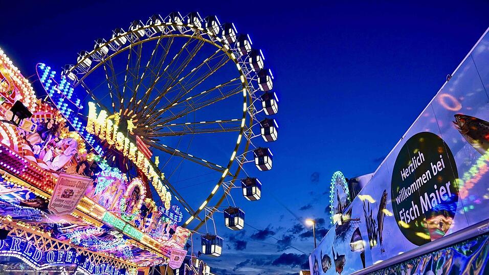 Die Fischbrater-Stra&szlig;e auf der Regensburger Dult.