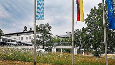 Ausschlaggebend f&uuml;r den jetzigen Vorsto&szlig; waren nach Informationen unserer Mediengruppe mehrere parlamentarische Anfragen im Landtag - mit zwei namenhaften Dozenten der Universit&auml;t Bayreuth im Fokus.