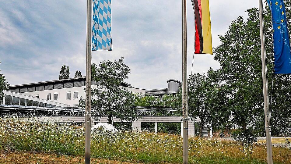 Ausschlaggebend für den jetzigen Vorstoß waren nach Informationen unserer Mediengruppe mehrere parlamentarische Anfragen im Landtag - mit zwei namenhaften Dozenten der Universität Bayreuth im Fokus. Ausschlaggebend für den jetzigen Vorstoß waren nach Informationen unserer Mediengruppe mehrere parlamentarische Anfragen im Landtag - mit zwei namenhaften Dozenten der Universität Bayreuth im Fokus.