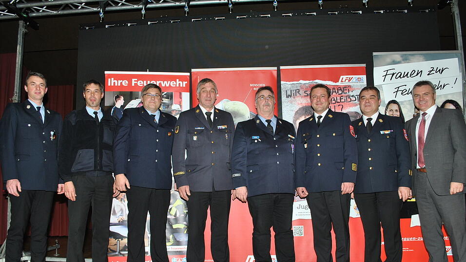 Thomas Loibl (4.v.l.) und Manfred Rieder (5.v.l.) mit den Gru&szlig;wortredner und Ehreng&auml;sten.