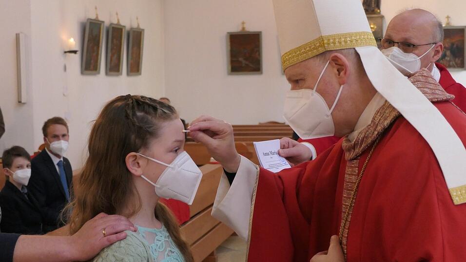 Die Firmung in Parkstetten um 11 Uhr:Coronabedingt wird momentan bei den Firmungen die Chrisamsalbung mit dem Wattestäbchen durchgeführt: 'Anna, sei besiegelt …' Die Firmung in Parkstetten um 11 Uhr:Coronabedingt wird momentan bei den Firmungen die Chrisamsalbung mit dem Wattestäbchen durchgeführt: 'Anna, sei besiegelt …'