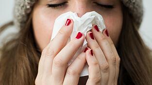 Erkältungskrankheiten führten 2024 in Bayern  zu weniger Krankschreibungen. (Illustration) Erkältungskrankheiten führten 2024 in Bayern  zu weniger Krankschreibungen. (Illustration)