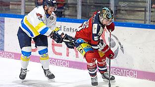 Der Deggendorfer SC um Dylan Jackson (in Rot) war am Freitag bei den Erding Gladiators gefordert.