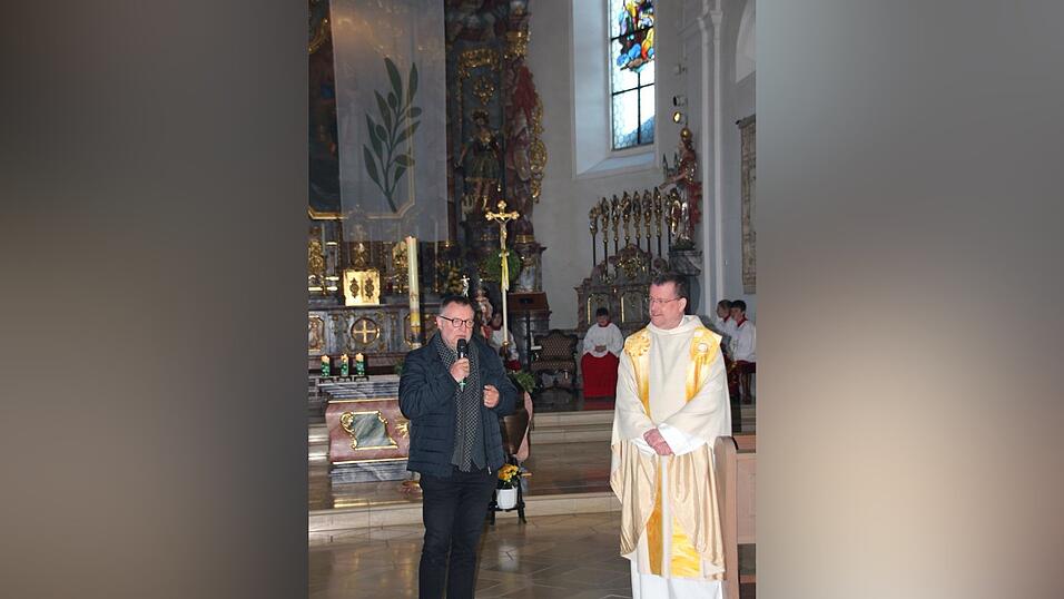 Hans Thomann teilte mit den Gottesdienstbesuchern und Pfarrer Sangl seine Gedanken zu dem Kunstwerk &bdquo;Baustelle Frieden bekennen&ldquo;, das im Hintergrund zu sehen ist.